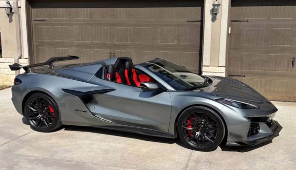 Най-новата и най-бърза версия на Corvette очаквано привлича голям брой заинтересовани купувачи, като този кабриолет с малък пробег - под 3000 км - не прави изключение. Колата е оборудвана с осемстепенна скоростна кутия с двоен съединител, пакет за ефективност 3LZ, обработка с въглеродни влакна, сиво-черни графитни джанти и редица други екстри. 